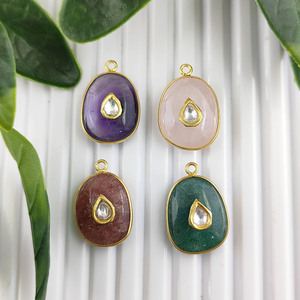 Bijoux Personnalisés Forme Libre Pierre Tumble Pendentif avec Polki Meenakari Plaqué Or Lunette Charme Fabrication de Bijoux Fabricant en Inde - Product Image 2