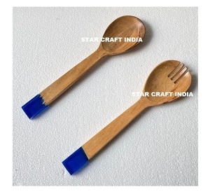 Vente en gros de poignées en résine style service en bois ensemble de cuillères couverts pour cuisine ustensiles de cuisine cuillères service en bois ensemble de couverts - Product Image 1