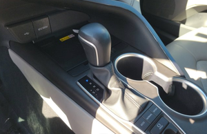 Toyota Camry XLE berline blanche automatique d'occasion en excellent état - Product Image 3