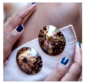 Conchas de Lapa de lactancia natural a granel pulidas para joyería cómoda DIY y accesorios decorativos para el hogar - Product Image 1