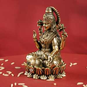 Murti de Latón Tradicional Hecho a Mano de Lakshmi Ji Sentada sobre Kamal, Diosa de la Riqueza, la Prosperidad y las Bendiciones para Diwali, para Hoteles - Product Image 3