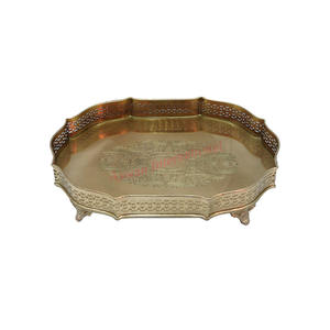 Plateau de service en bois à imprimé floral carré indien écologique de haute qualité avec poignées en métal personnalisables pour les hôtels de restaurants - Product Image 4