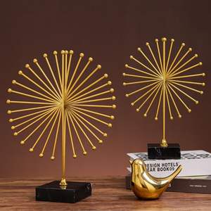 Escultura de metal decorativa de mesa contemporánea con diseño minimalista, ideal para arreglos de mesa interiores elegantes - Product Image 6