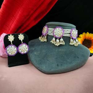 Ensemble ras du cou à la mode artistique traditionnelle de la meilleure qualité pour femmes perles et travail Kundan pour les mariages festivals et vêtements de fête - Product Image 2