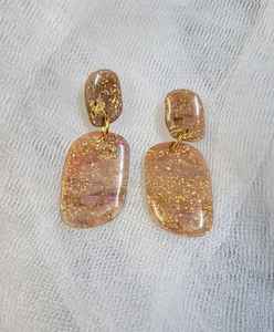 Hermosos pendientes colgantes de resina para mujer modernos con tachuelas doradas Diseño elegante de Ángel - Product Image 4