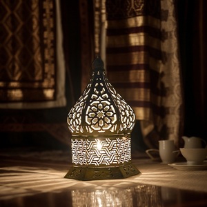 Farol de Vela de Metal Plateado Estilo Marroquí con Patrón Intrincado, Brillo Cálido, Construcción Duradera para Decoración Festiva del Hogar - Product Image 4