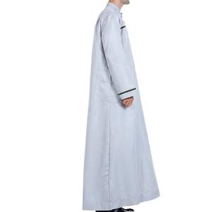 Thobe gris clair pour homme avec surpiqûres contrastées, Kandura saoudien, Jubba islamique, Dishdasha, robe arabe à manches longues pour un usage quotidien - Product Image 2