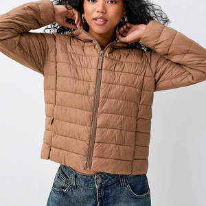 Veste d'hiver pour femme à capuche en duvet avec poches utilitaires et logo sur la poitrine, veste matelassée tendance pour femme, veste à bulles - Product Image 6