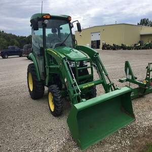 Tracteur John Deere 3039R de qualité supérieure, modèle 2022, avec cabine, transmission MFWD, chargeur 320R, prise de force centrale, idéal pour petites exploitations agricoles et vergers, matériel agricole à vendre. - Product Image 1