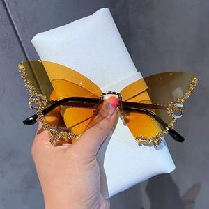 Gafas de sol para fiestas que elevan instantáneamente tu look con un brillo lujoso que se siente audaz, moderno y a la moda sin esfuerzo. - Product Image 4