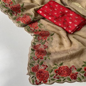 Sari VASTRA COTTAGE de georgette de satén puro con bordado de motivos en toda la prenda, hermoso borde de encaje y blusa Bandhani en contraste. - Product Image 5