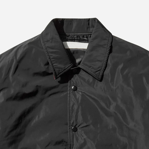 แจ็คเก็ตยีนส์สีพื้นสำหรับผู้ชายคุณภาพดีที่สุดปี 2026 สีดำ/น้ำเงิน แบบเรียบง่าย สวมใส่ได้ทุกวัน ปกเสื้อแบบปกเชิ้ต พร้อมลายตัวอักษรสำหรับผู้ชาย - Product Image 4