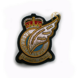 Insigne de blazer uniforme royal de haute qualité à bas prix insigne de poche en tissu brodé à la main personnalisé - Product Image 1