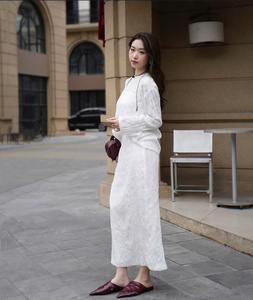 Robe blanche de luxe de haute qualité pour femmes personnalisable OEM/ODM fabriquée au Vietnam - Product Image 1