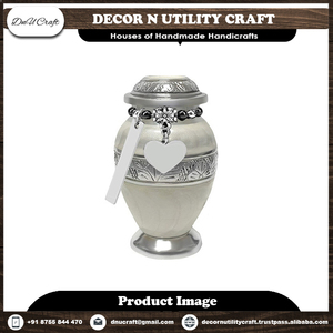 Urne funéraire en argent avec bande à motif cœur pour le stockage des cendres d'un adulte - Product Image 4