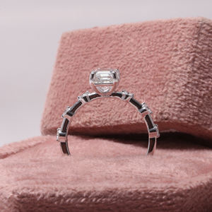 Anillo de compromiso de diamante de corte esmeralda cultivado en laboratorio, certificado IGI de plata esterlina, anillo de regalo lujoso con configuración de pavé para mujer - Product Image 5