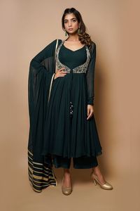 2023 dernière robe Anarkali Plazo avec belle dentelle de broderie indienne et pakistanaise et décoration de boutons pour la fête et le mariage - Product Image 2