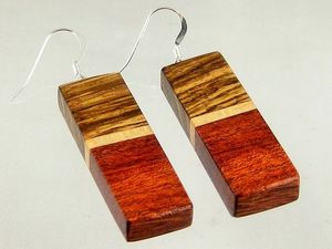 Boucles d'oreilles pendantes en forme de cœur géométrique de style ange, en bois et en résine, faites à la main, avec des couleurs personnalisables - Product Image 5