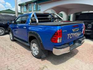Camioneta Usada HILUX 2021, Diésel Turbo, Automática, R19, Aleación de Aluminio, Asientos de Cuero, Volante a la Derecha, Azul Metálico, Especificaciones TRD - Product Image 2