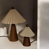 Lámpara de mesa de madera de mango de calidad de exportación con pantalla de tela utilizada para eventos y decoración de mesa de bodas
