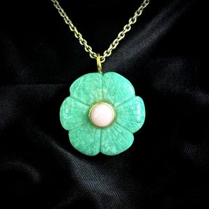 Collier pendentif en forme de fleur d'amazonite naturelle sculptée pour femmes, bijoux en pierres précieuses en plaqué or, breloques personnalisées en pierre faites à la main - Product Image 1