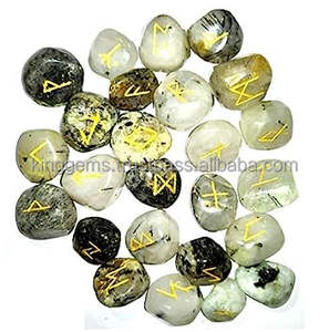 Ensemble de runes en quartz avec rutile naturel |   Pierres de divination en cristal gravées à la main |   Runes de guérison et de Reiki - Product Image 6