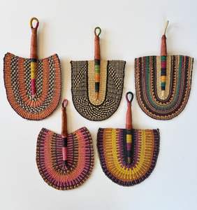 Abanico Decorativo de Pared Tejido a Mano con Hierba Marina de Colores - Product Image 1