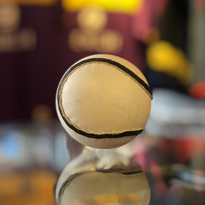 Prix de gros All Weather Smart Touch Tailles officielles 4 & 5 Ballons de hurling en cuir PU durable GAA Sliotars pour l'école et les clubs - Product Image 6