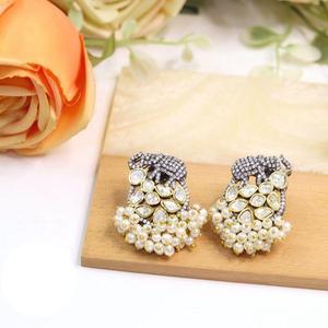 Magnifiques boucles d'oreilles de haute qualité avec finition dorée, ornées de pierres en zircon cubique, pour les mariages, les fêtes et les occasions spéciales, pour femmes et filles - Product Image 2
