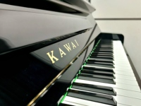 Piano Vertical Kawai KU3B de 88 Teclas Contrapesadas, Estilo Clásico, Piano Acústico para Tocar, Montaje en Suelo, Tablero de Madera Sólida KU3
