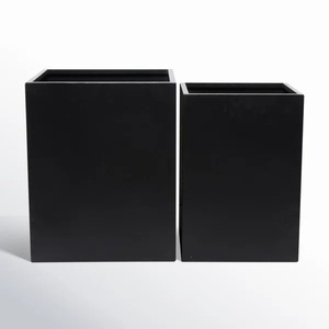 Jardinière en métal noir mat tendance dans une finition de qualité supérieure, parfaite pour le balcon et le salon, style d'angle vert - Product Image 1