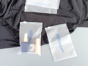 Vente en gros de sacs en poly réutilisables givrés/transparents imprimés par gravure avec fermeture à glissière matériaux recyclés de différentes tailles - Product Image 4