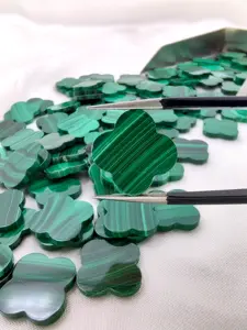 Vente en gros Malachite naturelle 4 feuilles pierres précieuses en vrac pour la fabrication de bijoux 6x6 à 20x20