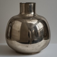 Vase en métal finition cuivre antique avec gravures décoratives sculptées idéal pour les mariages de maisons traditionnelles et les événements de luxe