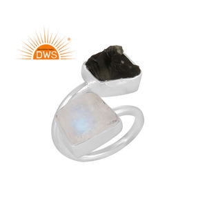 แหวนเงินแท้ดีไซน์ทันสมัยประดับด้วยหินมูนสโตนสีรุ้งธรรมชาติและโมลดาวิท ปรับขนาดได้ ผลิตโดยผู้ผลิตเครื่องประดับตามสั่ง - Product Image 1