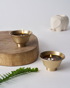 Soporte de candelita de latón tradicional Soporte de Diya floral Vintage para el Templo del hogar Diwali o ajustes espirituales - Product Image 1