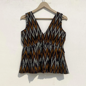 Noir Ikat col profond coupe manches coussinets amovibles haut en coton col en v femmes haut - Product Image 2