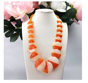 Collier en acajou rouge et résine africaine jaune comme collier de perles fait à la main collier multicolore avec ange écologique et bouddhisme - Product Image 3