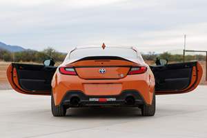 Toyota GR86 Edición Especial 10.° Aniversario 2023, Motor 2.4L Flat-4, Tracción Trasera, Coupé Manual de 6 Velocidades - Product Image 4