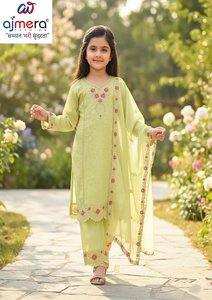 Ensemble Kurta et pantalon ethnique traditionnel brodé floral doux à manches longues pour filles Ajmera Fashion, en stock, personnalisable avec logo - Product Image 3