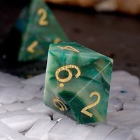 Dés en pierre précieuse verte faits à la main avec des chiffres dorés Parfait pour les jeux de rôle D&D et les jeux de société Accessoire de jeu de luxe unique