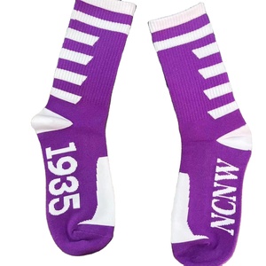 Chaussettes NCNW imprimées pied de poule violet et blanc Lettre personnalisée Logo Sorority <span class=keywords><strong>Sport</strong></span> Conseil national personnalisé des femmes noires - Product Image 2