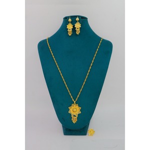 Pendentif en alliage de laiton plaqué or Designer avec boucle d'oreille chaîne pendentif ensemble à la mode traditionnel exportation Designer bijoux pendentifs - Product Image 1