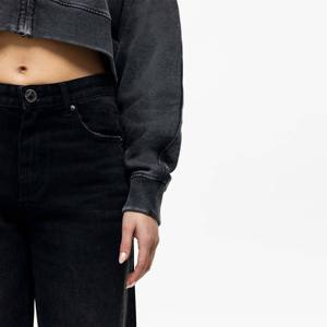 Sudadera Corta con Cremallera y Logo de Mariposa para Mujer, Estilo Casual Urbano, con Parches, Venta al por Mayor, OEM Disponible - Product Image 3