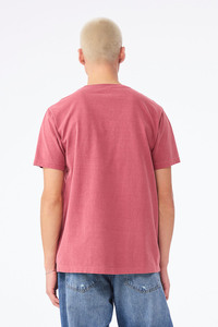 T-shirt unisexe en jersey de coton rouge, col rond, finition lavée douce, manches courtes, coupe classique, pour la production de vêtements en gros - Product Image 4