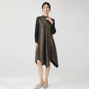Vendita all'ingrosso di fabbrica: ricevi IT abiti da donna alla moda spediti rapidamente, abito casual elasticizzato con pieghe metalliche, abito irregolare Miyake - Product Image 4