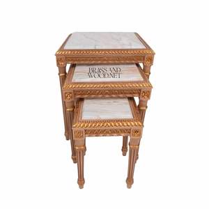 Ensemble de tables de service gigognes classiques avec plateau en marbre et détails sculptés dorés élégants pour salons de luxe et décoration intérieure haut de gamme - Product Image 1