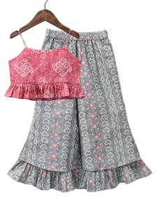 ชุดเสื้อครอปสายเดี่ยวพิมพ์ลายแบนดานีสีชมพูของ Shoryam Fashion พร้อมกางเกงชาราราสีเทาสำหรับเด็กผู้หญิง ชุดแบบดั้งเดิมของอินเดีย เหมาะสำหรับงานปาร์ตี้ พร้อมสวมใส่ - Product Image 3