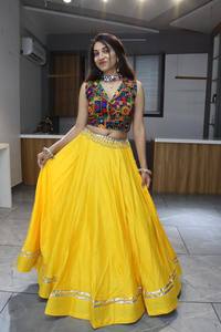 Dernier créateur de couleur jaune lehenga choli en tissu de coton rayonne avec uni, Gota Patti et Kali travaillent pour la collection Navratri - Product Image 3