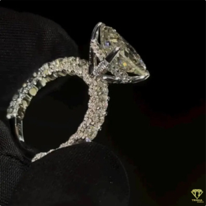 Anillo de moissanita de corte radiante Anillo nupcial de compromiso y boda vintage con pavé Halo oculto y puntas clásicas - Product Image 3